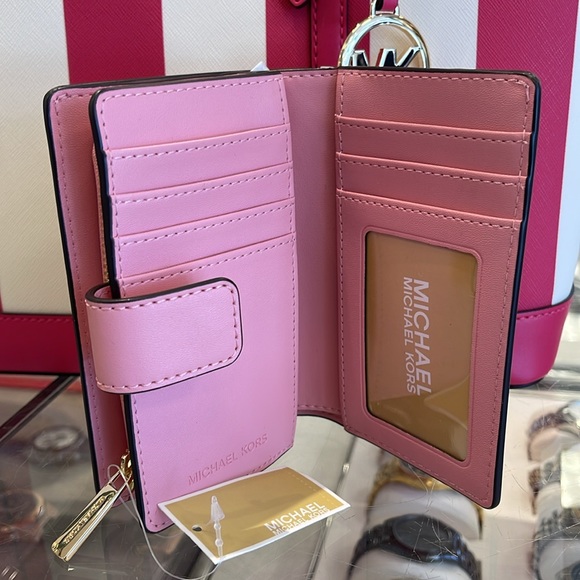 MICHAEL KORS
Medium Jet Set Travel Crossgrain Leather Bifold Zip Wallet
Carnatio - Picture 11 of 16